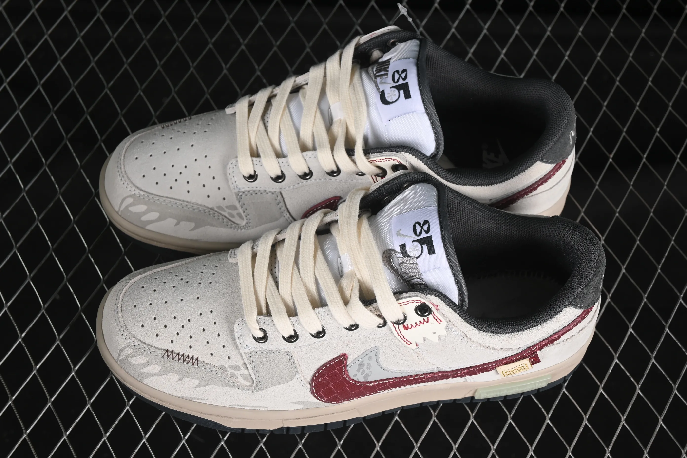 All Categories Nk SB Dunk Series Nk SB Dunk Low Low-top sneakers Nike Dunk Low "Double Swoosh" CNY Year of the Snake Panda Prank Shed the dust to welcome gold Cai Jin Low-top casual sneakers HV1800-101